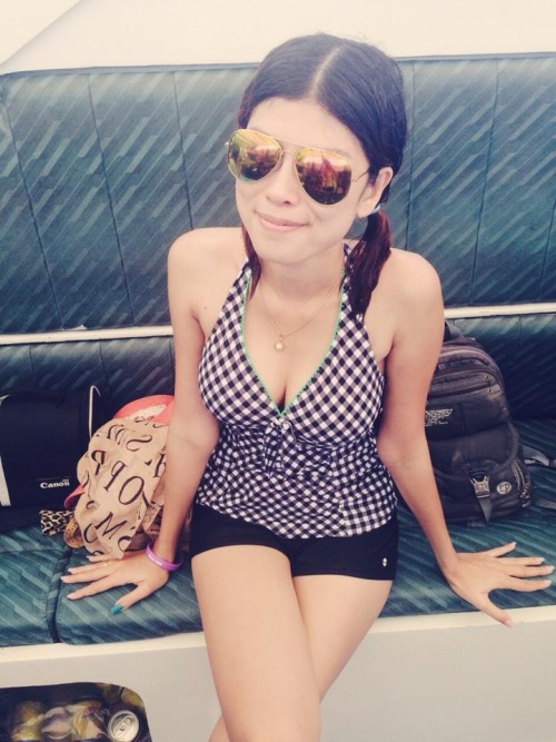 thaiaddict:  Date a Thai girl!  I want date with her!