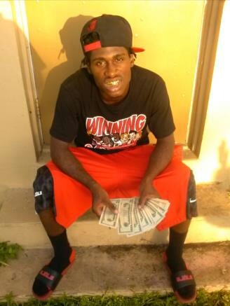 dachocolatefactory:  hottiesofthiscentury:  I NEED A THUG LIKE THIS IN MY LIFE!!!!!!!!!!!