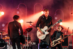 gotcaughtintheplaid:  Queens of the Stone Age - Sziget Festival 8.12.14 - photos by Andy Hughes  Eu AMO essa banda e tentei de toda forma que fosse possível estar lá e não consegui ($$$$$), a única coisa que me cabe é desejar aos amigos que estão