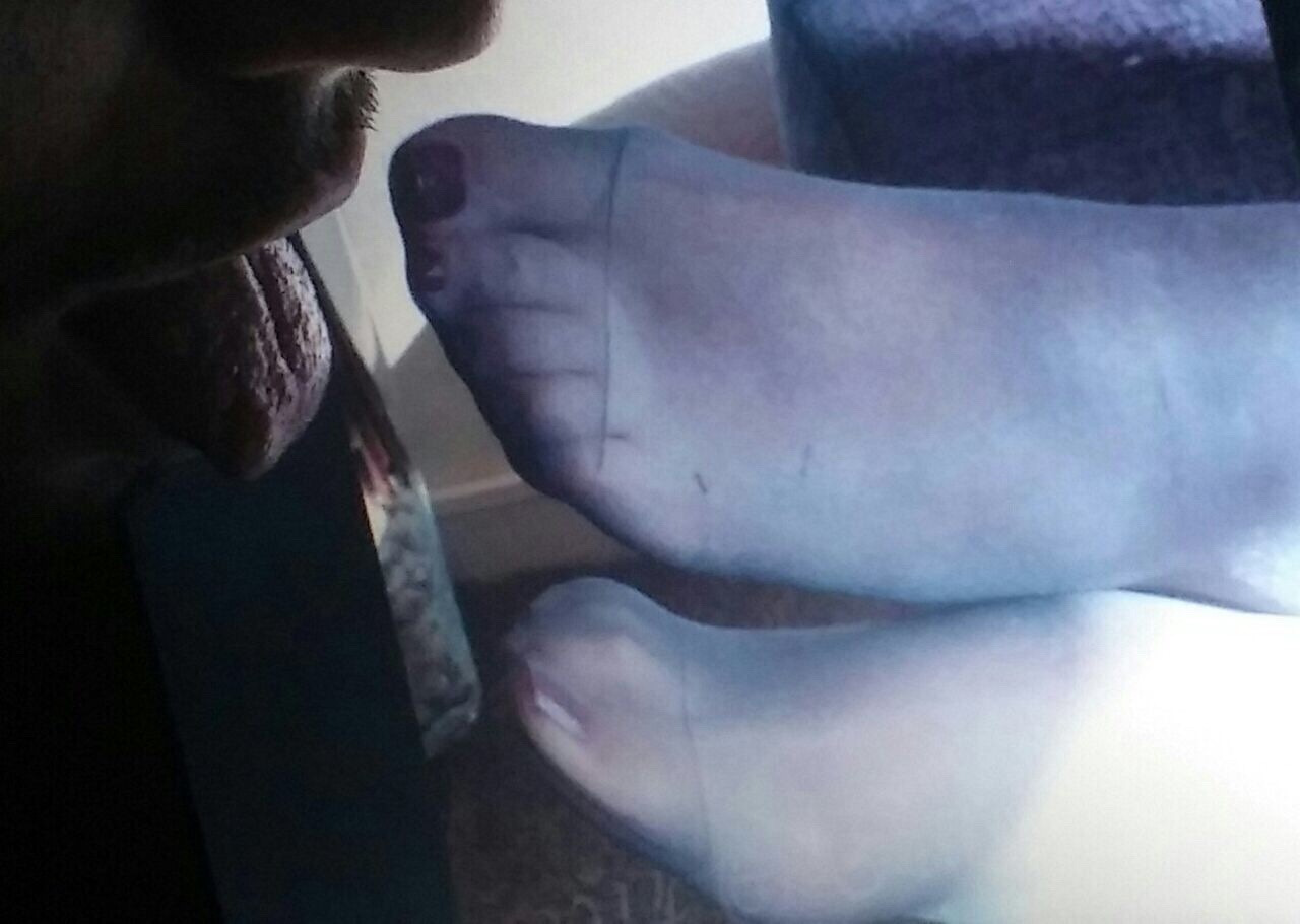 carostoes:  When my feet appear on screens guys just start licking it!