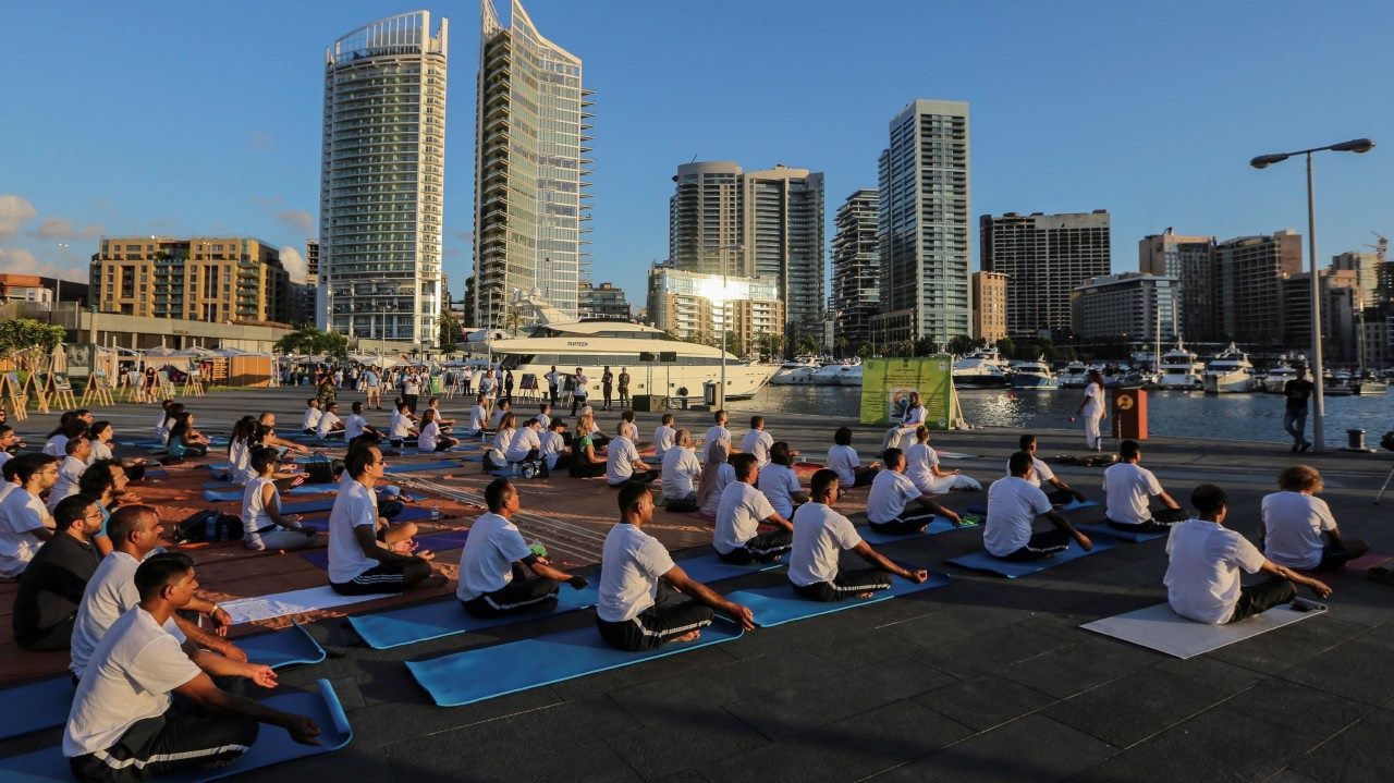 DÍA INTERNACIONAL DEL YOGA. Soldados del batallón indio que opera en las fuerzas internacionales de mantenimiento de la paz en el Líbano, junto con ciudadanos libaneses, practican yoga en vísperas del Día Internacional del Yoga en Beirut (Líbano). El...