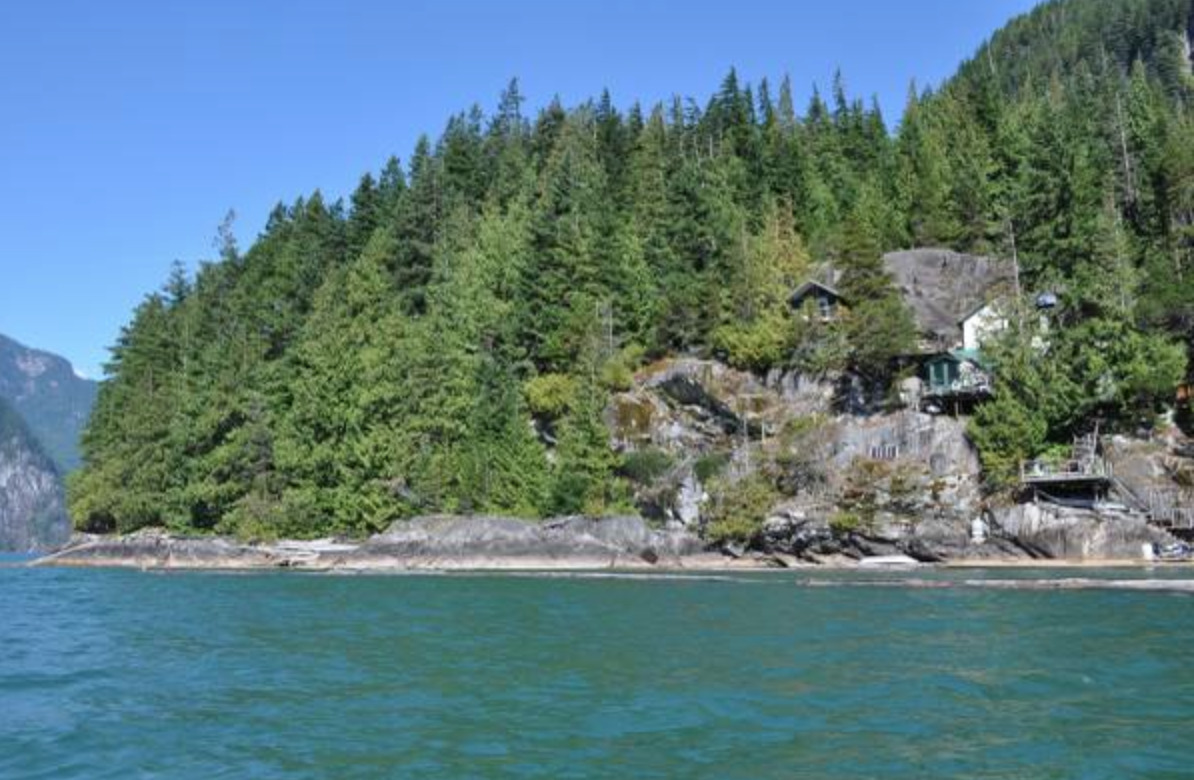 househunting:  $397,000/treehouse cabinPitt Lake, BC  BROSTON THIS IS A DREAM