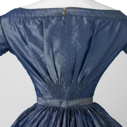 history-of-fashion: ab. 1830 Afternoon set (dress and mantle) (France) dress: taffeta with double th