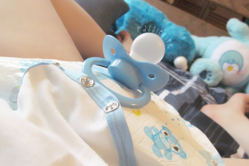 passiefire:   lookie! i gots a @onesiesdownunder paci ‘cuz i was a good boy ヽ(^◇^*)/   *giggles 