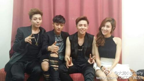  大龙小龙Tasty: 演唱会开始之前一起合影  “A group picture before the concert began [hehe] [hehe]” 