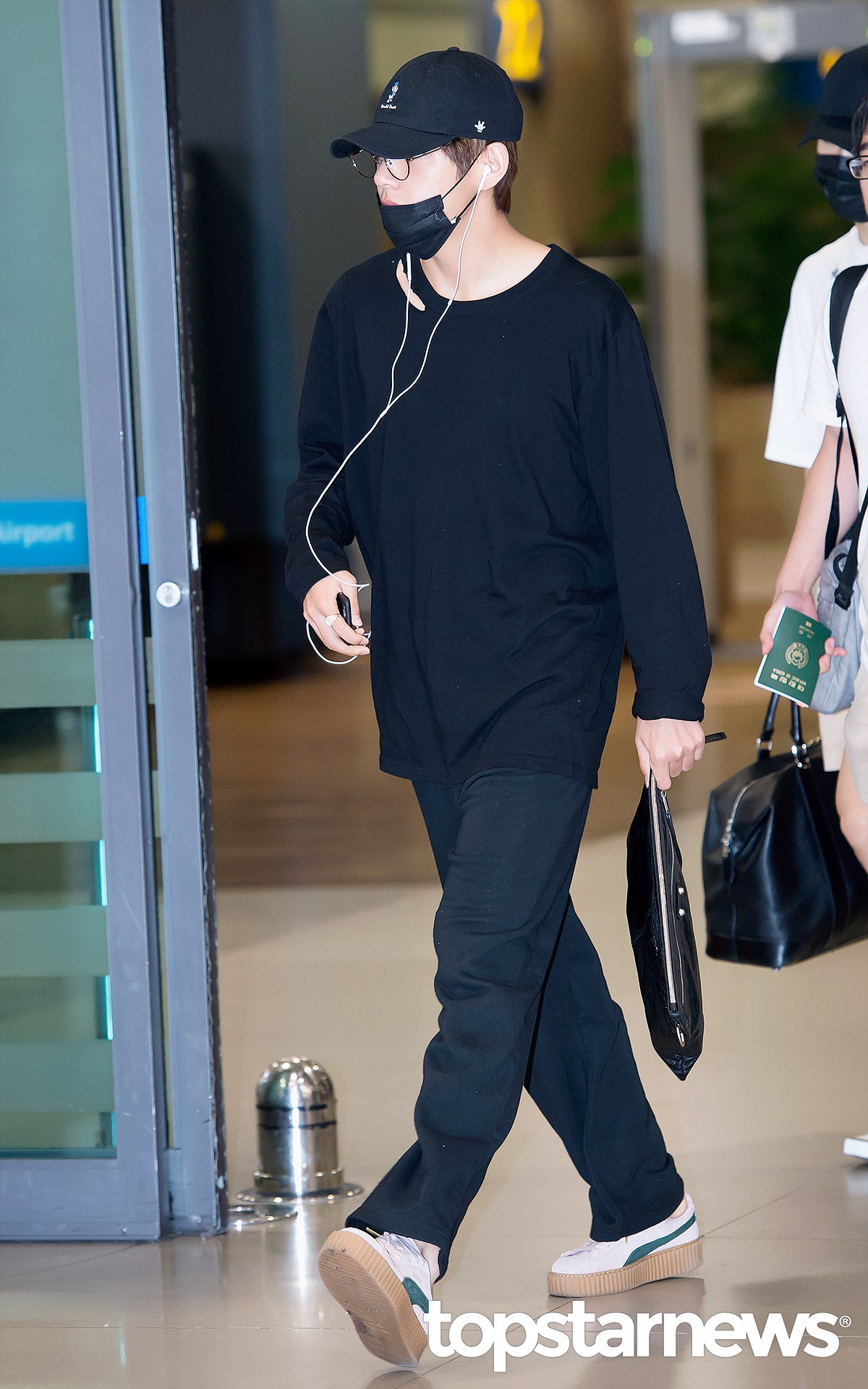 Bts V Airport Fashion At Incheon Airport Korean Celebrities Fashion