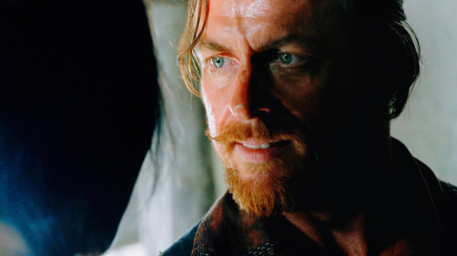 dailyjamesflint:    10 James Flint screencaps per episode | 1.07