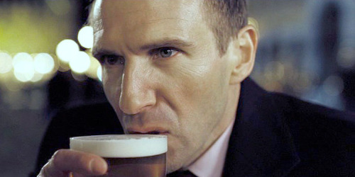 Ralph Fiennes filmando “Escondidos en Brujas” en 2008