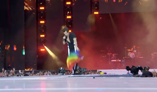 stylesnews: Harry with the pride flag during LNT at the Summertime Ball - 12/06