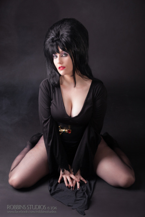 Bringing Elvira to life was extremely fun for last Halloween!I’m not huge into “boobs costumes” but Elvira has been on my to do list for a long time. 