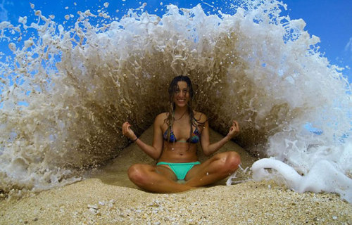 angelclark:  33 Pictures Taken At The Right Moment  We are huge fans of perfectly timed photos that capture perfect (and usually funny or unexpected) moments that come and go with a blink of the eye. The internet is abound with images shared by people