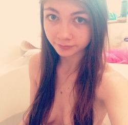 C0Ndomzzz:  Bathhhh Selfieeeee 