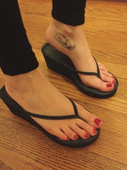 reps900:  Feet in flip flops  #Feet #toes