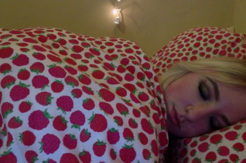 belovedhoneybee:  The sleepiest girl in all the land 😴