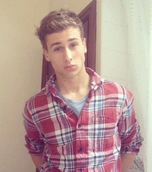 onlycuteguys: hi :) righteovs