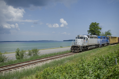 GreatLakes Central—Surprised by a Six-AxleThisis the Great Lakes Central Traverse City Turn running 