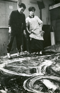 feretros:    Kazuo Shiraga y Fujiko 