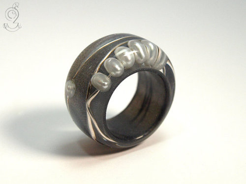 My fine new ring from GeschmeideUnterTeck – photographs from the artist’s Etsy shop.