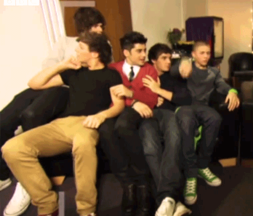 ungodlythighs:  louisandharryandlove:  Louis’ sprawled across the boy’s laps is all I care about…     I wish there were more of these…  you forgot the most important one  