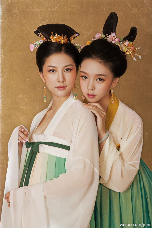 fuckyeahchinesefashion:Traditional Chinese Clothing Hanfu (Ruqun)   Photography by 陳俊JunC