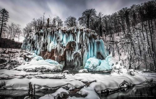 hotteaandoranges: bobbycaputo:    Budapest-Based Photographer Tamas Toth Captured Croatian Plitvice Lakes As They Turned Into A Frozen Fairytale    Splendor. 