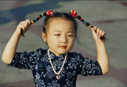 unrar:A Chinese girl displays her pigtails