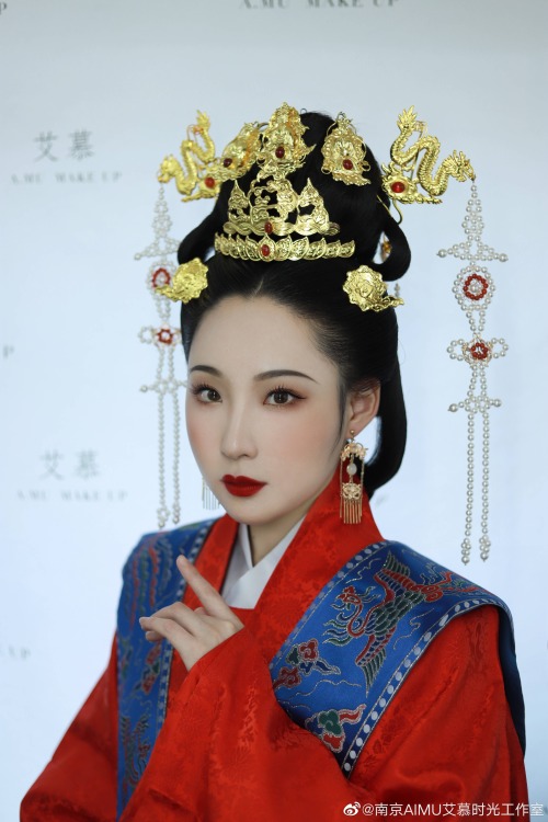 Traditional Chinese hanfu, hairstyles, and accessories in the style of the Ming dynasty.