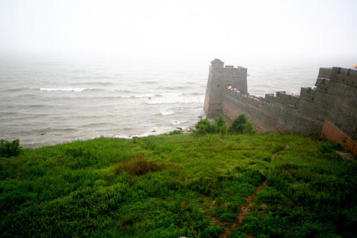 sixpenceee:  The view from the end of the Great Wall of China.
