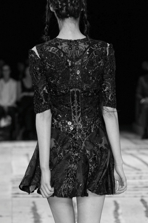 forthosewhocravefashion:  Alexander McQueen spring 2011 ready-to-wear details