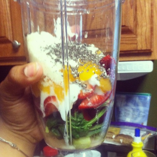 Fuel ⛽⛽. Broccoli, spinach, strawberries, plain Greek yogurt, mangos, vanilla whey protein, and chia