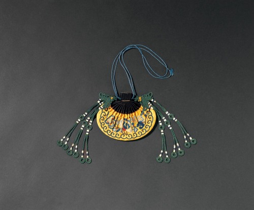 changan-moon: 荷包 (Hebao), a traditional accessory of hanfu for carrying money or odds and ends. Peop