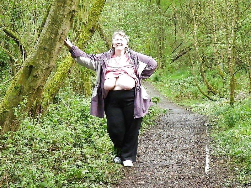 quagmirelois:for god’s sake doreen, tuck them into your trousers and get a move