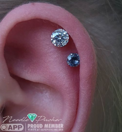 Large and in charge! 5mm prong set white Swarovski and a 4mm prong set ocean grey from @neometaljewe