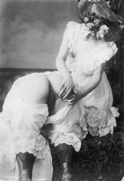 thosenaughtyvictorians:  A horrible hat and