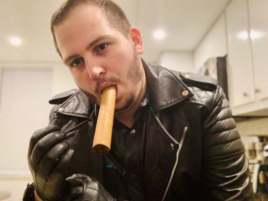 cigarstuds:   Leather Cigar Pig       