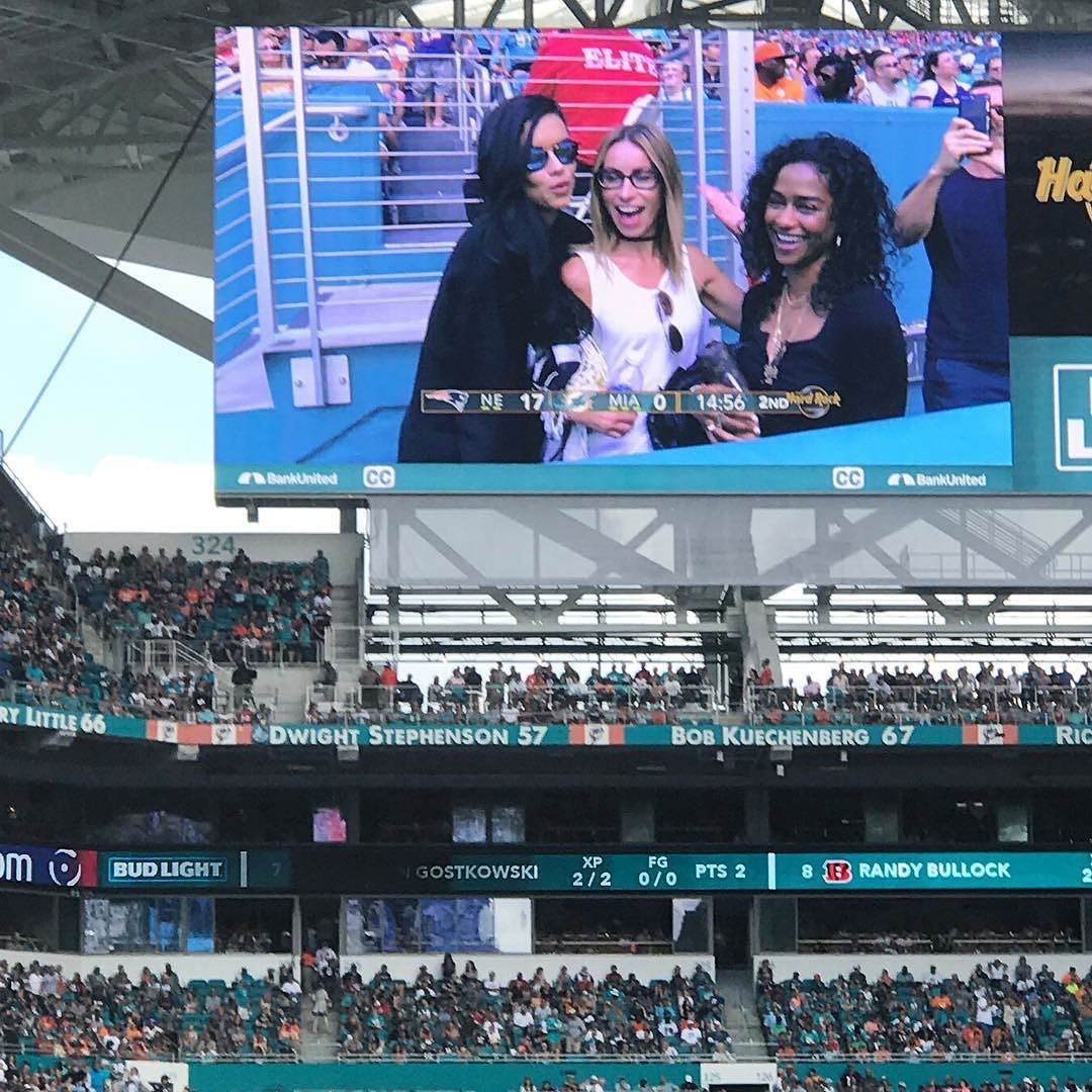 vashtie:  🏈🎯Attends first football game ever…🎯🏈@adrianalima @tamarajaric