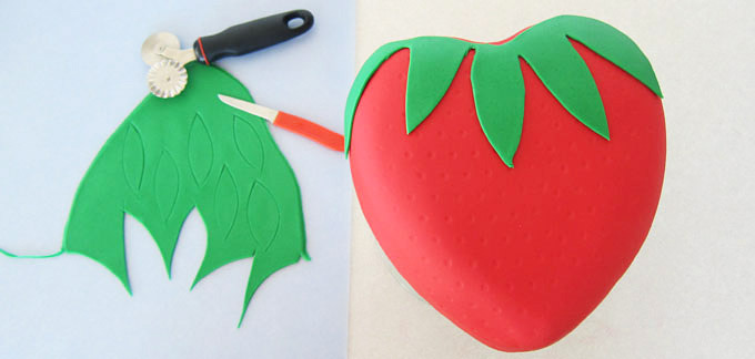 sweetoothgirl:strawberry surprise cake
