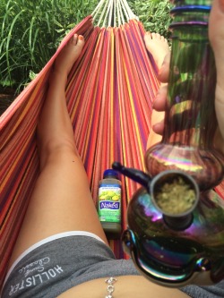 inhalethcdroplsd:  morning bong packs on the hammock :)
