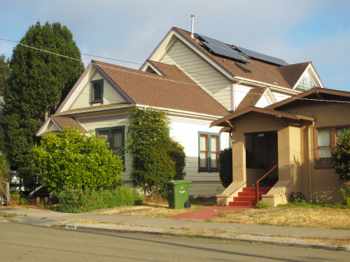 This house seemed like the standard cute Victorian-ish house you’d see in my neighborhood, but