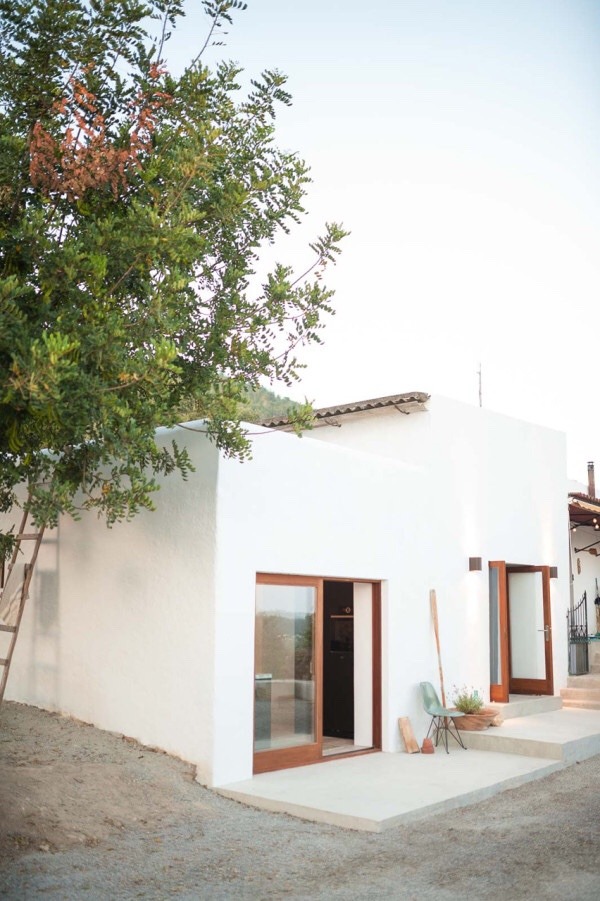 prefabnsmallhomes:  Campo House (50 m2), Ibiza, Spain by Ibiza Interiors &amp;