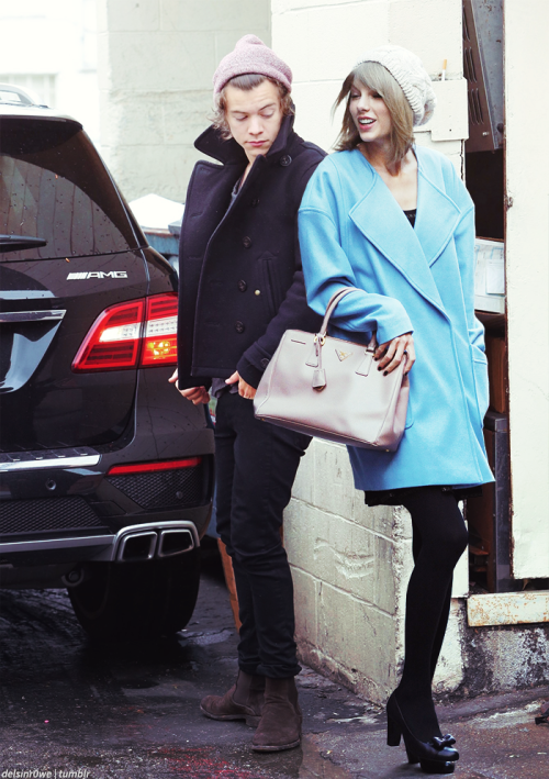 delsinr0we:Harry Styles + Taylor Swift + beanies (click for hi-res)