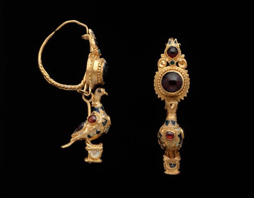 sartorialadventure:Gold, garnet, and glass earrings with a dove standing on an altar, Hellenistic Gr