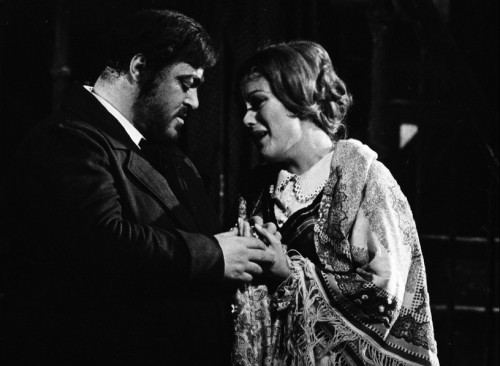 1. Thomas Allen as Lescaut Kiri Te Kanawa as Manon in The Royal Opera’s Manon Lescaut, 1993 2.