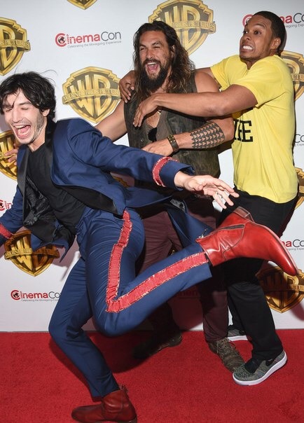 prince-ezra-miller:Whoms man is this