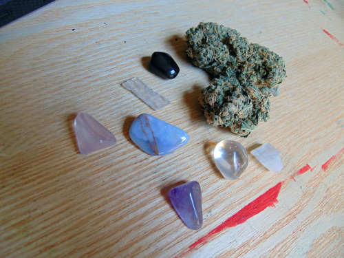 smoketogethighcustheworldissolow:  crystals and weed 💚💜 