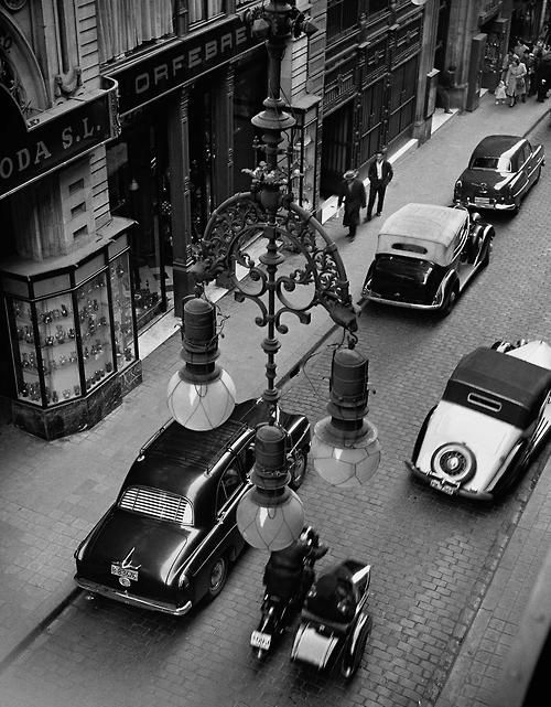 lesgrandsphotographes-deactivat:  Calle Fernando Barcelona ca.1950 by Francesc Catala