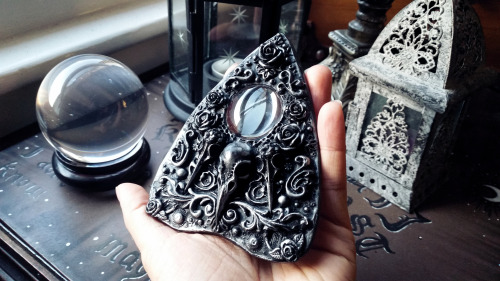 ravncreates: Raven Skulls Ouija Planchette by Ravn Cotino (x) ☾