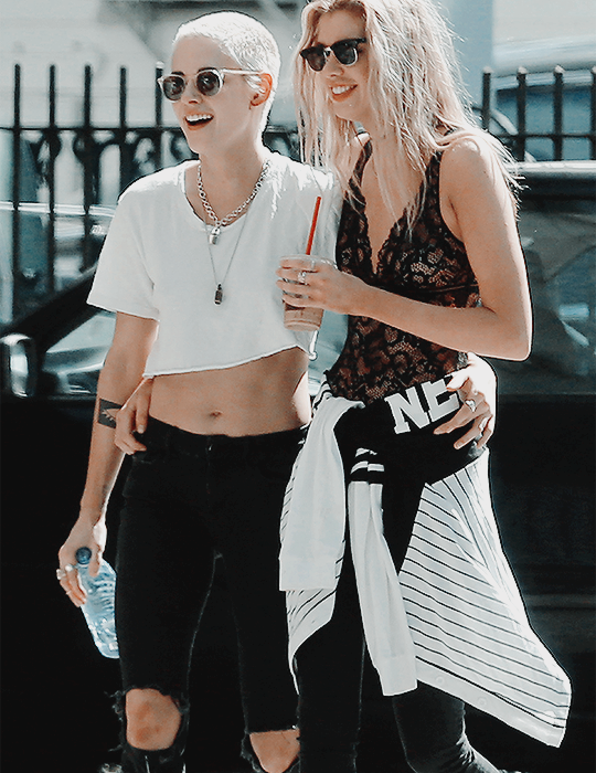 kristensource:April 18 | Kristen Stewart out with Stella Maxwell and some friends