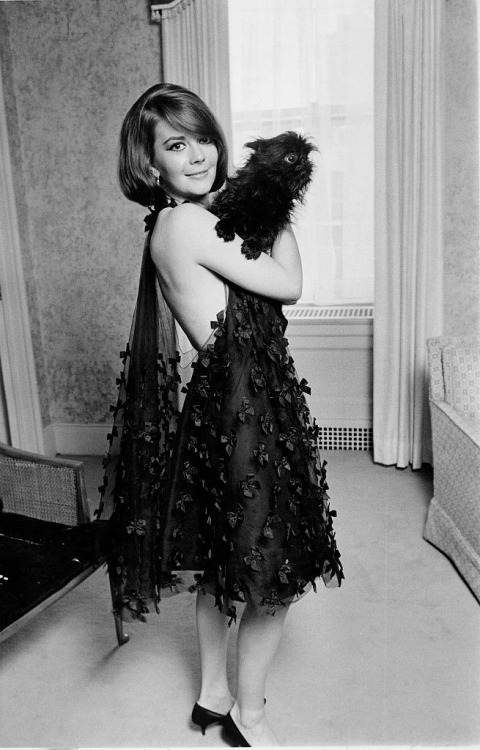 the-original-it-girl:Natalie Wood in a dress by Arnold Scaasi, 1966.
