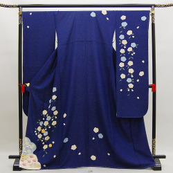 kimononagoya:  This classically styled and colored furisode is “just” a houmongi in pattern, as you can see by the distribution of sakura on the indigo field. This gives some insight into how furisode are actually a houmongi pattern extended further